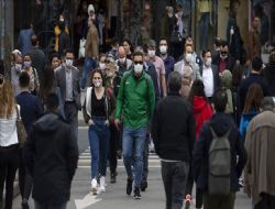 Tüm illerde yoğun cadde, sokak ve durak gibi alanlarda sigara içmek yasaklandı